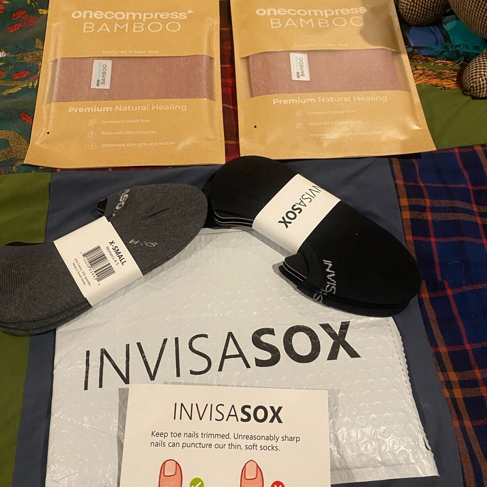 6 pr Ladies " invisasox" -Cut No-Show Socks - Black & Gray and 2 Bamboo knee wrm